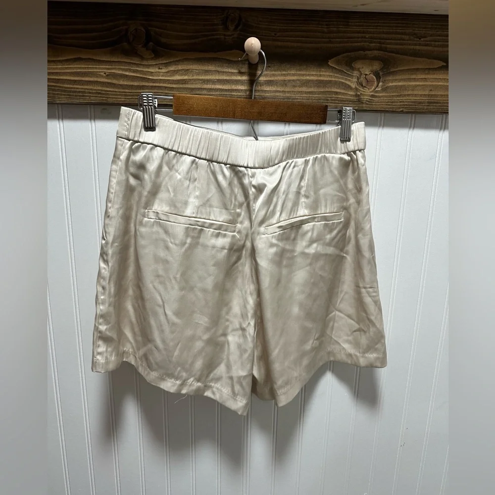 Abercrombie & Fitch Cream Women's silky tailored walking shorts sz medium - Picture 2 of 8